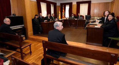 El obispo de Barbastro, Ángel Pérez (en el banquillo, a la izquierda) y el obispo de Lleida, Salvador Giménez (a su derecha), durante el juicio.