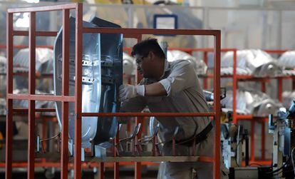 Un trabajador, en una planta automotriz en México.