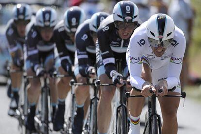 Fabian Cancellara tira del Leopard durante la crontrarreloj por equipos del Tour.