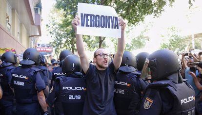 Un manifestante frente a la sede de la CUP el miércoles pasado, cuando la Policía Nacional intentó requisar carteles electorales.