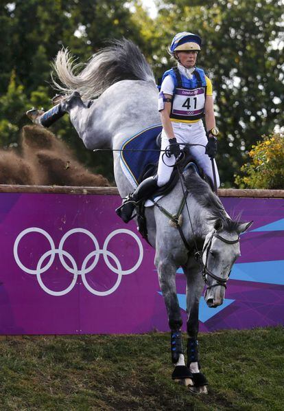 Sara Algotsson Ostholt de Suecia salta con su caballo, Wega, en la competición ecuestre de hípica, modalidad concurso completo.