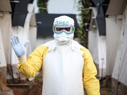 El doctor Théophile, de Médicos sin Fronteras, en el centro de tratamiento de ébola de Mangina, en el noreste del Congo, en septiembre de 2018.