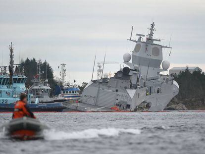 La fragata noruega KNM Helge Ingstad, tras su accidente.