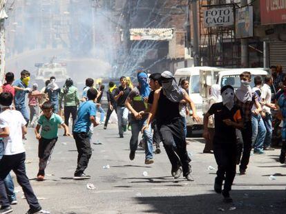 Decenas de kurdos se enfrentan a la polic&iacute;a turca tras el funeral de dos manifestantes en Lice./ Sertac Kayar (EFE)