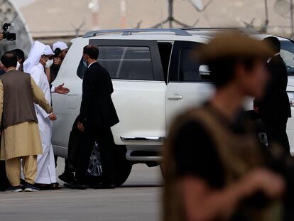 El ministro de Exteriores catarí, Mohammed bin Abdulrahman al Thani, tras su llegada a Kabul, este domingo.