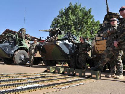 Soldados franceses preparan su munición en una base aérea de Bamako.