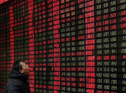 Un inversor observa las cotizaciones en la Bolsa de Shanghai.
