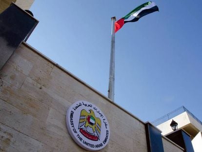 La bandera emiratí ondea en la embajada de Damasco, tras ser reabierta este jueves.