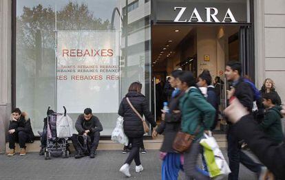 Un grupo de j&oacute;venes pasa por una calle comercial de Barcelona, el 7 de enero de 2016. 