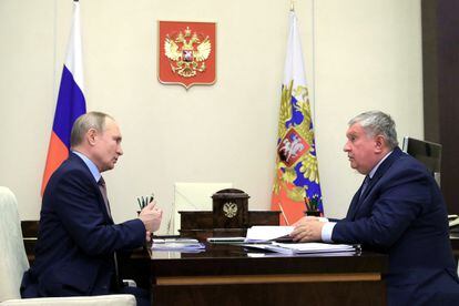 Putin e Igor Sechin, presidente da petrolífera Rosneft, em reunião em Moscou em 2021.