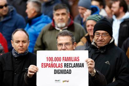 Entre 2.000 y 5.000 taxistas de diferentes ciudades de España han colapsado el tráfico en algunas calles del centro de Madrid con motivo de la manifestación bajo el lema 'Por la supervivencia de 100.000 familias' en protesta por la desregulación del servicio público.