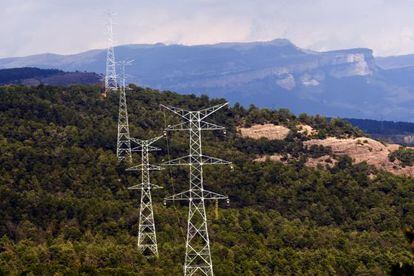 Torres de la línea de muy alta tensión cerca de Taradell.