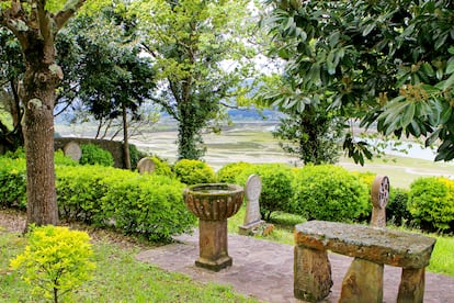 Cementerio de Kanala y al fondo la marisma de la Biosfera de Urdaibai. 