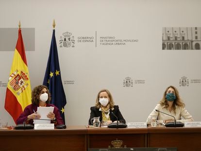Nadia Calviño (centro), María Jesús Montero (izquierda) y Raquel Sánchez (derecha), durante la reunión mantenida este lunes con el Comité Nacional de Transporte por Carretera.