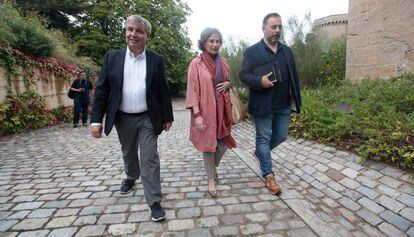 Jordi Xuclà (a la izquierda) y Marta Pigem, exdirigentes de CiU, llegan este sábado al Monasterio de Poblet a la primera reunión de la plataforma El País de Demà.