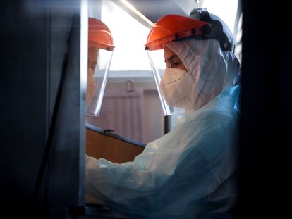 Un trabajador del Instituto de Ciencias Biomédicas de la Universidad de Chile trabaja con un test de coronavirus.