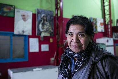 Margarita Barrientos en su espacio de Los Piletones, donde tiene una imagen de Francisco.