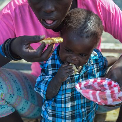 Una mujer y su hijo comen en un comedor social a mediados de enero en Puerto Príncipe (Haití).