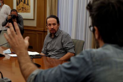 El vicepresidente segundo del Gobierno, Pablo Iglesias, durante un encuentro con representantes de los sindicatos de inquilinos, la pasada semana en Madrid.