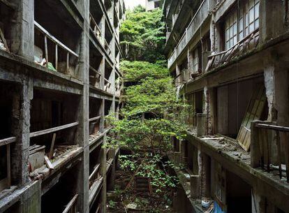 La isla de Gunkanjima (Japón) en 2012, una población minera que hace 50 años quedó totalmente despoblada cuando dejó de consumirse el carbón en las casas.
