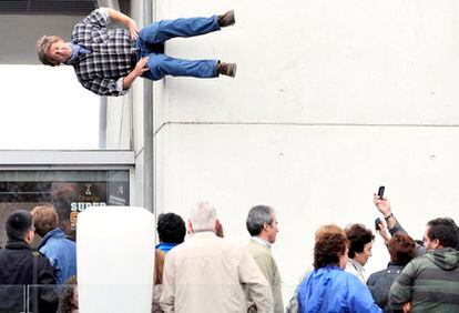 El artista alemán Johan Lorbeer, durante su actuación en el Magialdia de Vitoria.