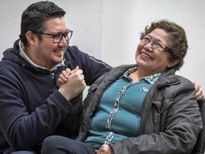 Erick y su madre, Carmen Leigue, ayer tras conocer la revocación de la orden de espulsión que pesaba sobre la boliviana.