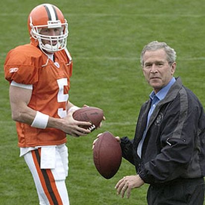 George W. Bush, jugando al fútbol americano en el entrenamiento de los Cleveland Browns, ayer en Ohio.
