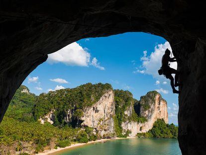 Un escalador en los acantilados de la península de Railay (Tailandia).