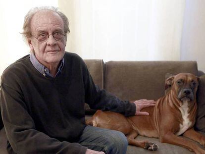 Luis Eduardo Aute, junto a su perra Luna, el 25 de enero, en su casa de Madrid.