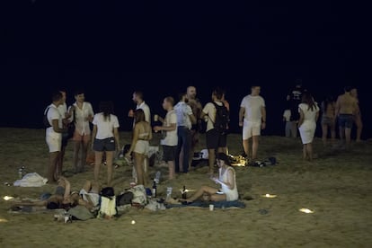 Botellon en la playa de la Marbella de Barcelona el pasado julio.