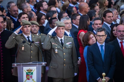 El ministro de la Presidencia, Félix Bolaños, se ha visto obligado a seguir la parada militar fuera de la tribuna de autoridades del Dos de Mayo.
