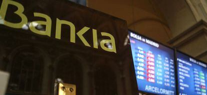 Monitores informativos en la Bolsa de Madrid, con Bankia de protagonista. EFE/Archivo
