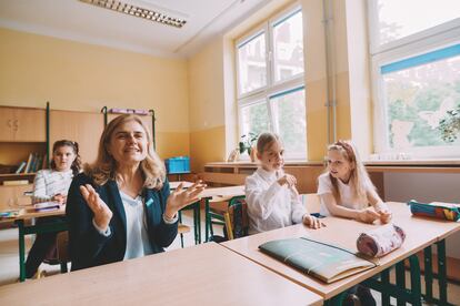 Paloma Escudero, directora de comunicación de Unicef, visita la Escuela Primaria No. 48 en Varsovia, donde los niños refugiados de Ucrania aprenden junto con estudiantes polacos.