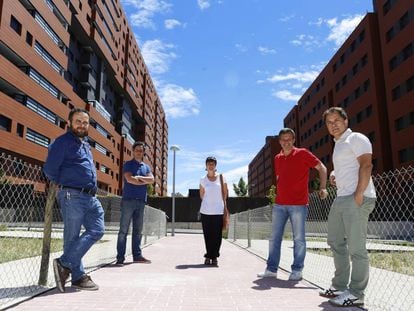 De izquierda a derecha, Miguel Fernández, Alberto Rubini, Ana Belén Robles, Joaquín García Llanera y Alberto Prado, arquitectos responsables del edificio EAI310.