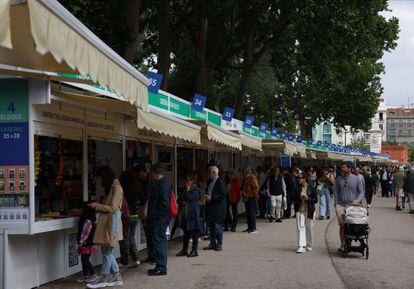 Visitantes pasean por la Feria del Libro el pasado 29 de mayo de 2023, en Madrid.