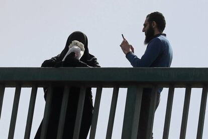 Un hombre toma una foto de una mujer en El Cairo (Egipto).
