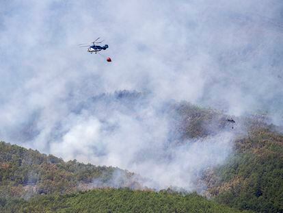 Vista del incendio del valle del Tiétar, visto desde Pedro Bernardo, Ávila, este lunes.