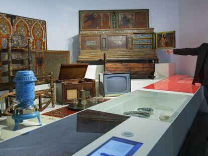 Josep Forn&eacute;s, director del Etnol&oacute;gico, junto a unas piezas que se exhiben en el museo. 