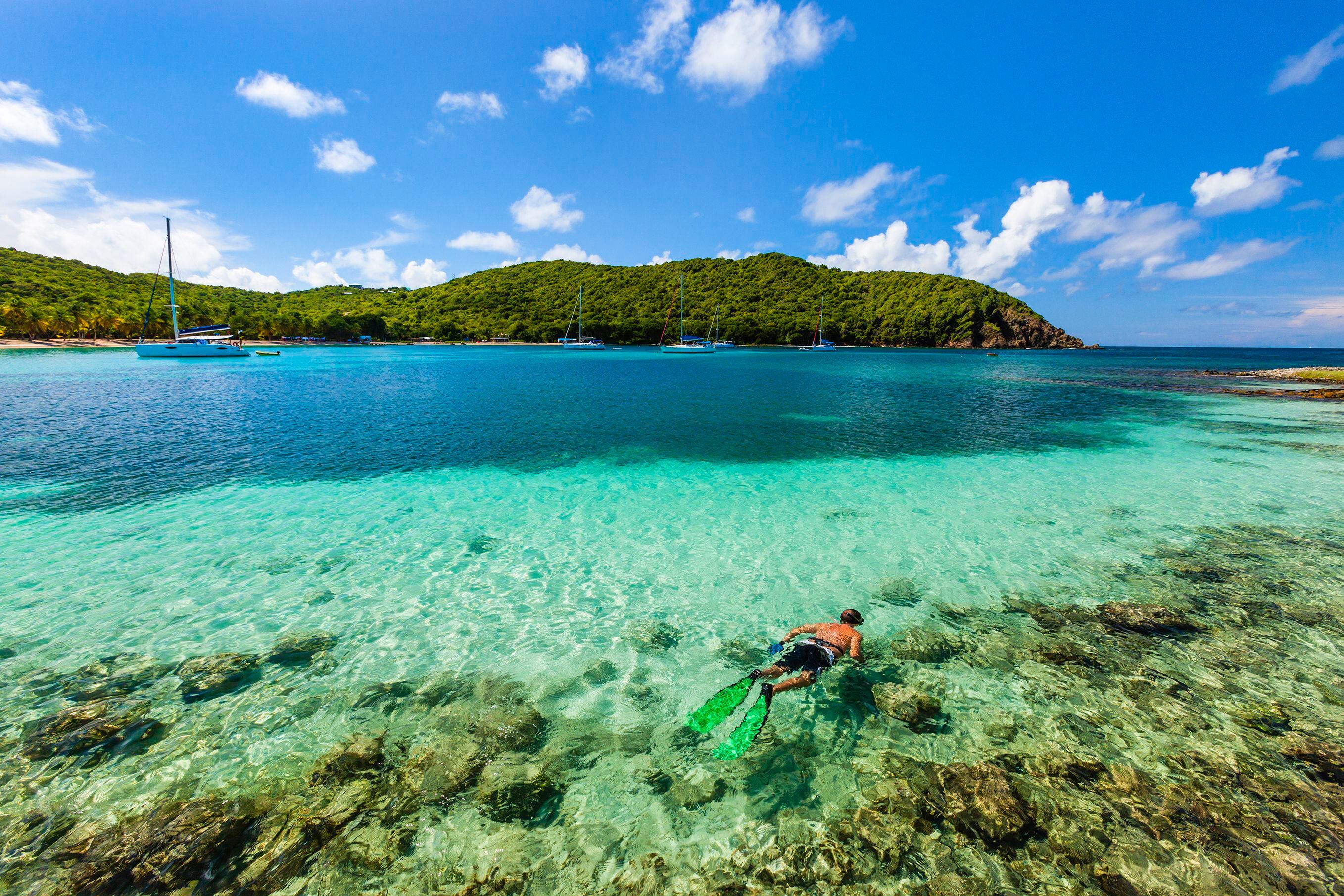 Un hombre haciendo esnórquel en las aguas de la isla Mayreau, en las Granadinas.
