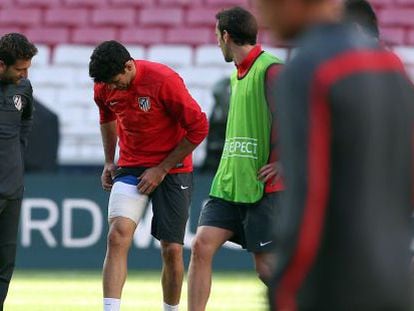 Diego Costa muestra el vendaje en el muslo lesionado.