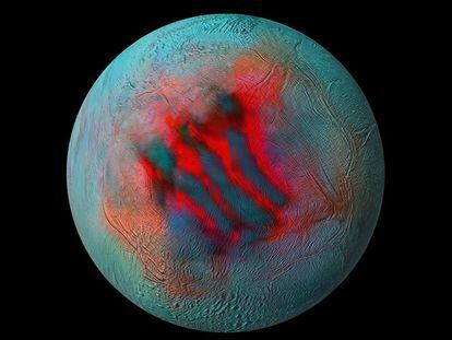 Imagen infrarroja de Encélado con las "rayas del tigre" marcadas en rojo, lo que indica hielo más reciente.