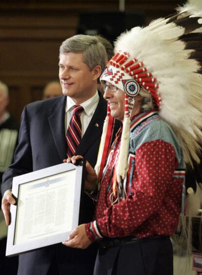 Stephen Harper, primer ministro canadiense, sostiene junto al aborígen Phil Fontaine el texto de la disculpa por los maltratos recibidos por niños indígenas