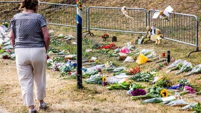 Una mujer mira las flores depositadas en memoria de las víctimas, el pasado 30 de agosto en Nieuw-Beijerland.