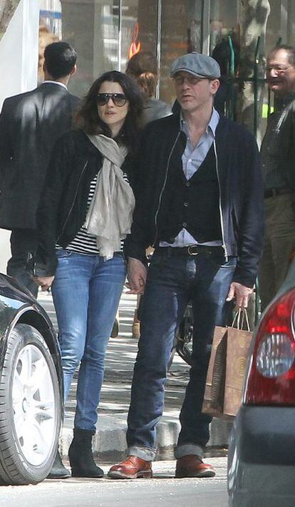 Los actores Daniel Craig y Rachel Weisz en París.