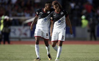 Quiñónes y Olvera durante un partido con los Lobos