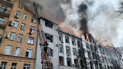 Bomberos trabajan en la extinción del fuego de un edificio en Járkov, este miércoles.