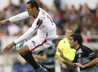 Luis Fabiano recupera un balón acrobáticamente ante Juanito