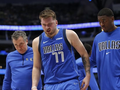 Luka Doncic abandona el parqué tras sufrir una distensión en el gemelo derecho el pasado domingo en el partido ante San Antonio Spurs.