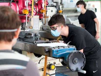 Alumnos en un centro de Formación Profesional en Bilbao, en mayo del año pasado.