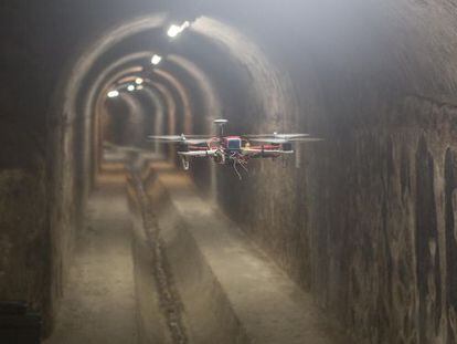 Un dron a l'interior de les clavegueres de Barcelona en una prova.